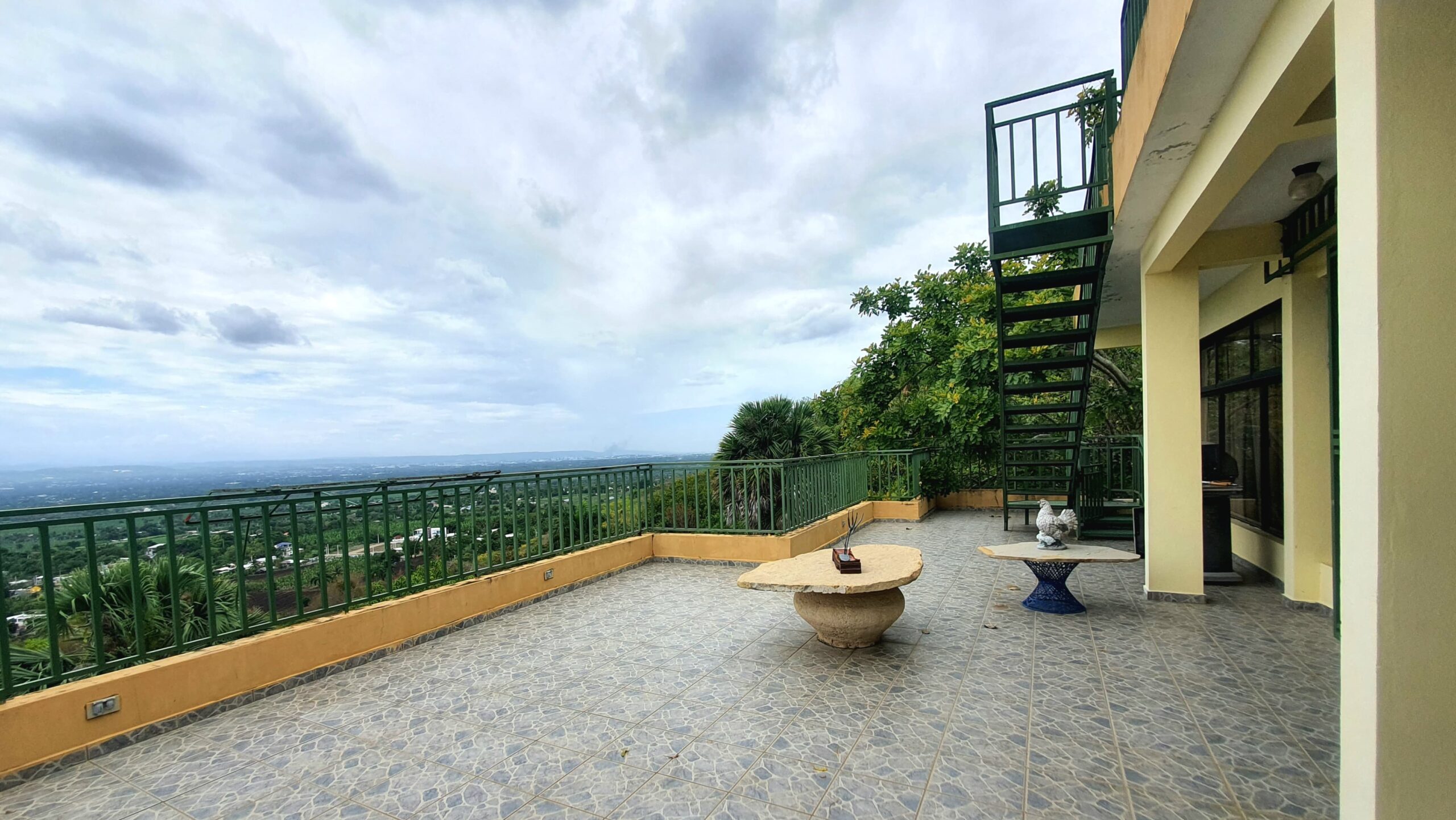 Hermosa Villa con Amplio Terreno en San Victor, Moca