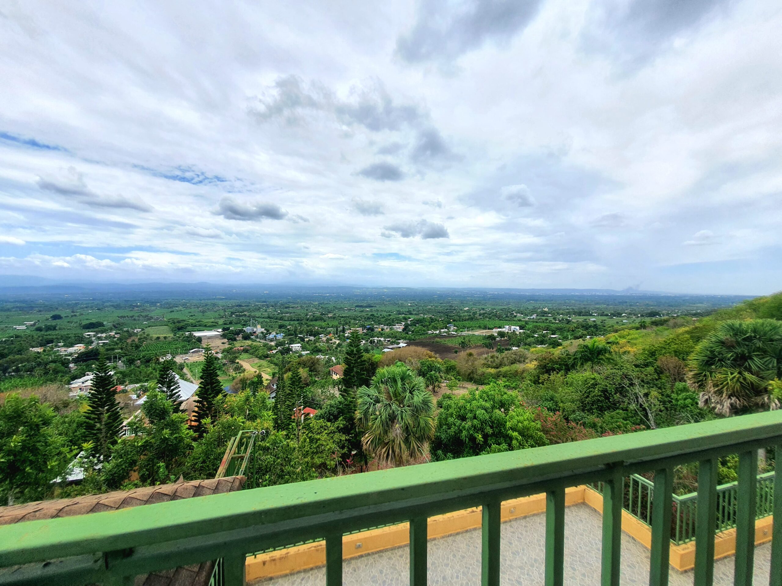 Hermosa Villa con Amplio Terreno en San Victor, Moca