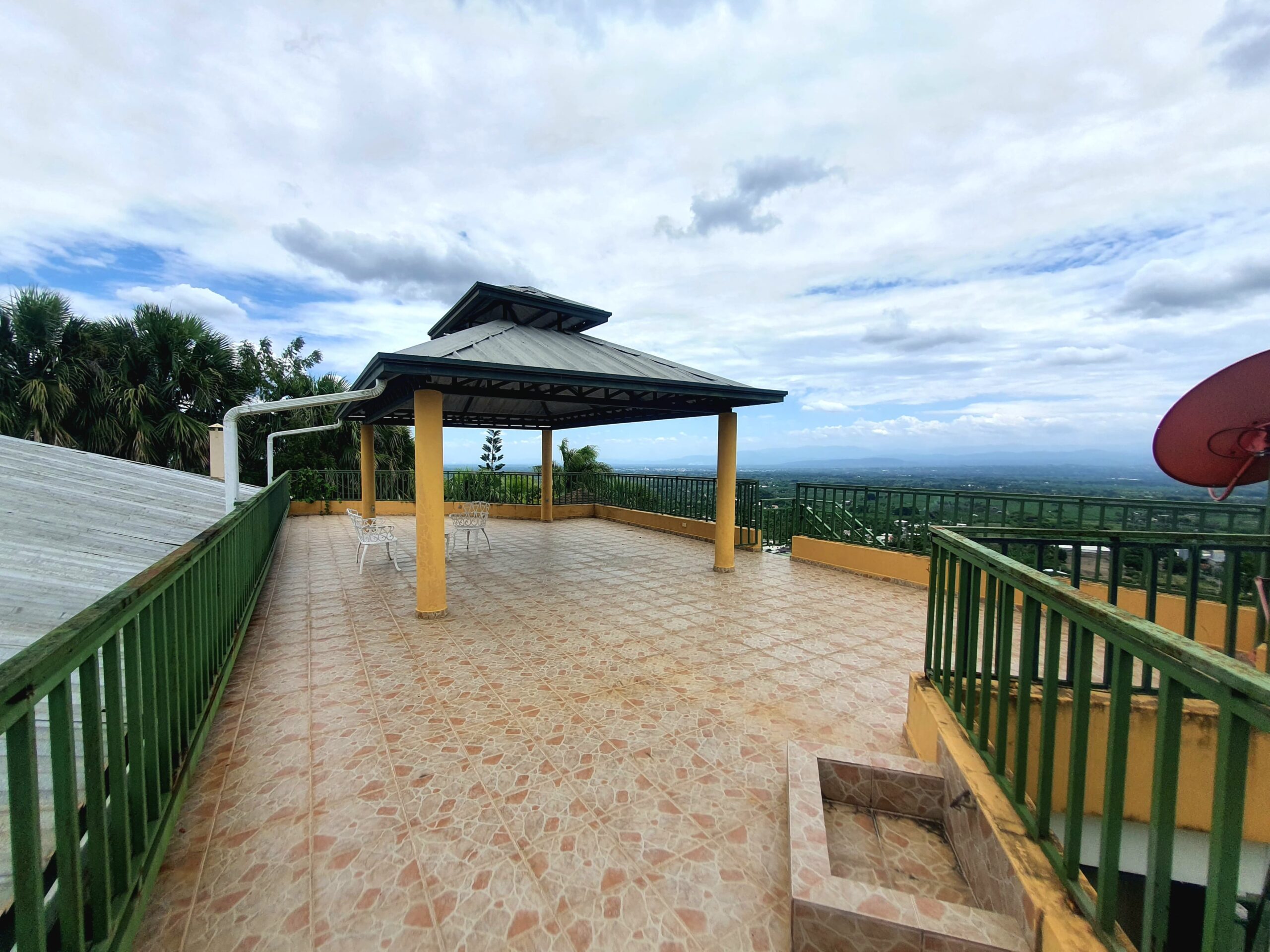 Hermosa Villa con Amplio Terreno en San Victor, Moca