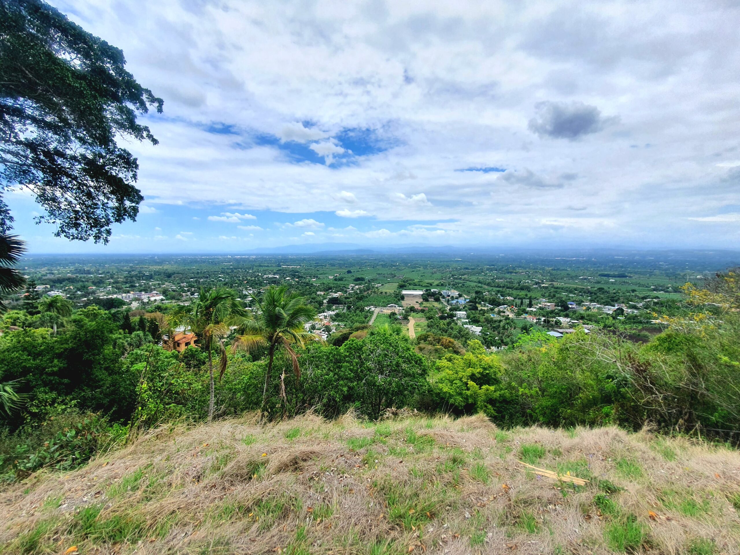 Hermosa Villa con Amplio Terreno en San Victor, Moca