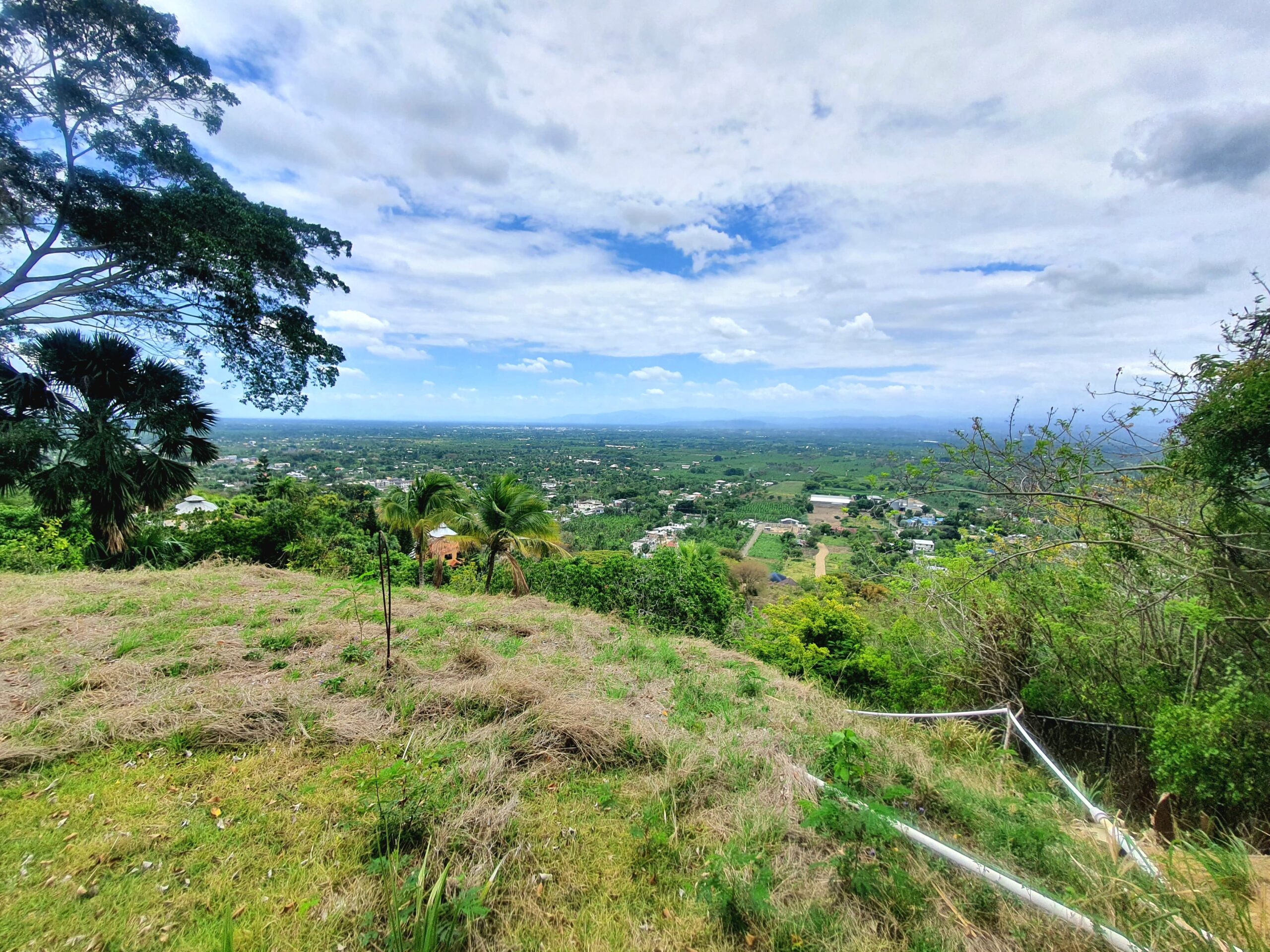 Hermosa Villa con Amplio Terreno en San Victor, Moca
