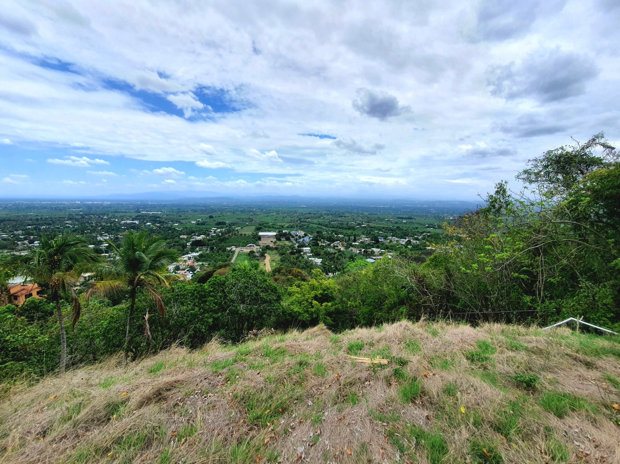 Hermosa Villa con Amplio Terreno en San Victor, Moca
