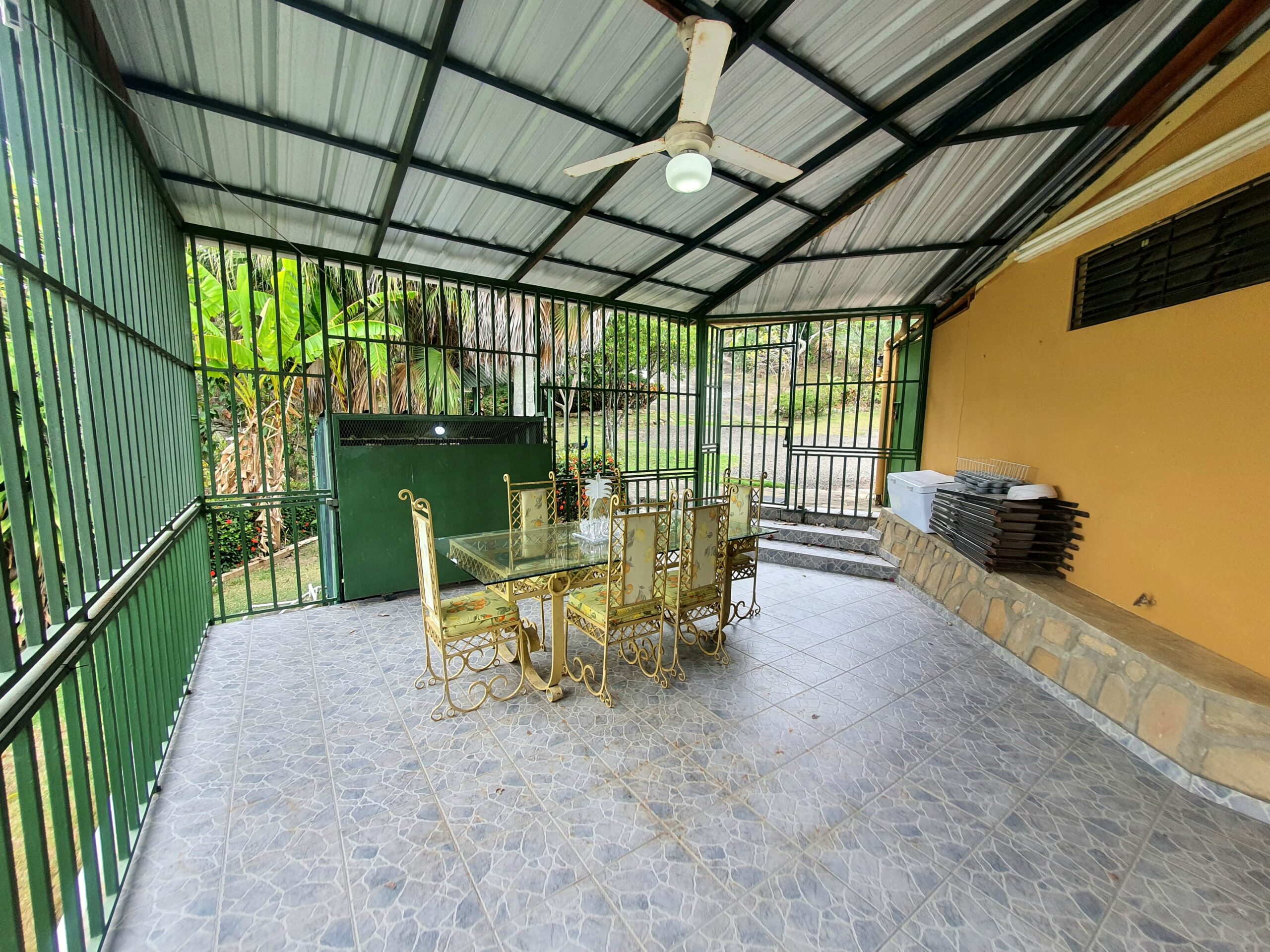 Hermosa Villa con Amplio Terreno en San Victor, Moca