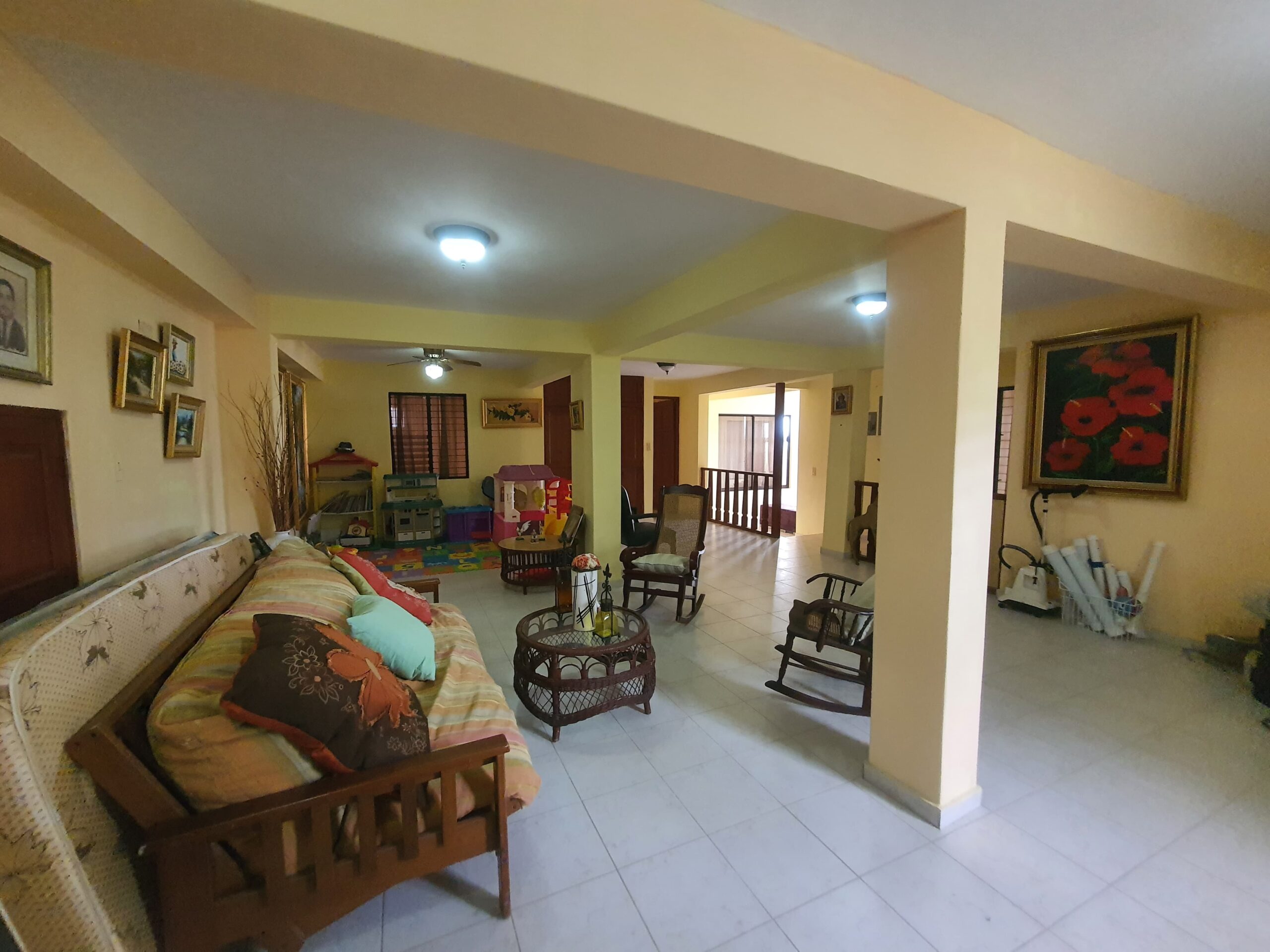 Hermosa Villa con Amplio Terreno en San Victor, Moca