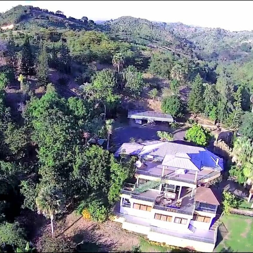 Hermosa Villa con Amplio Terreno en San Victor, Moca