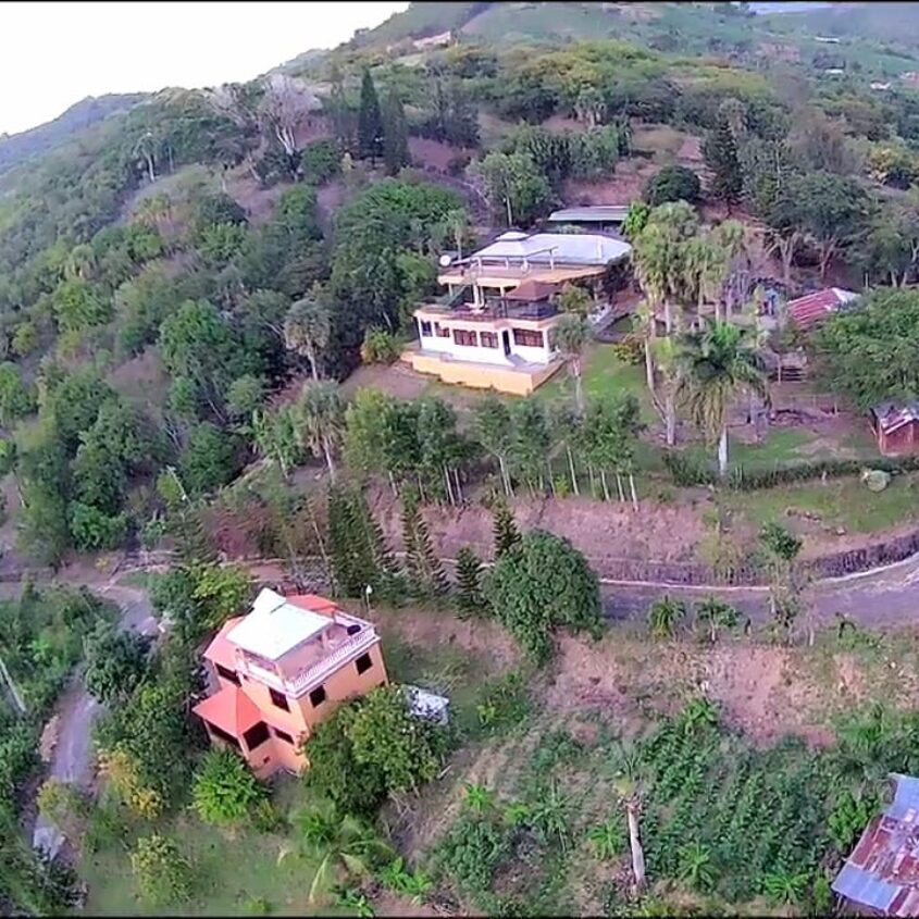 Hermosa Villa con Amplio Terreno en San Victor, Moca
