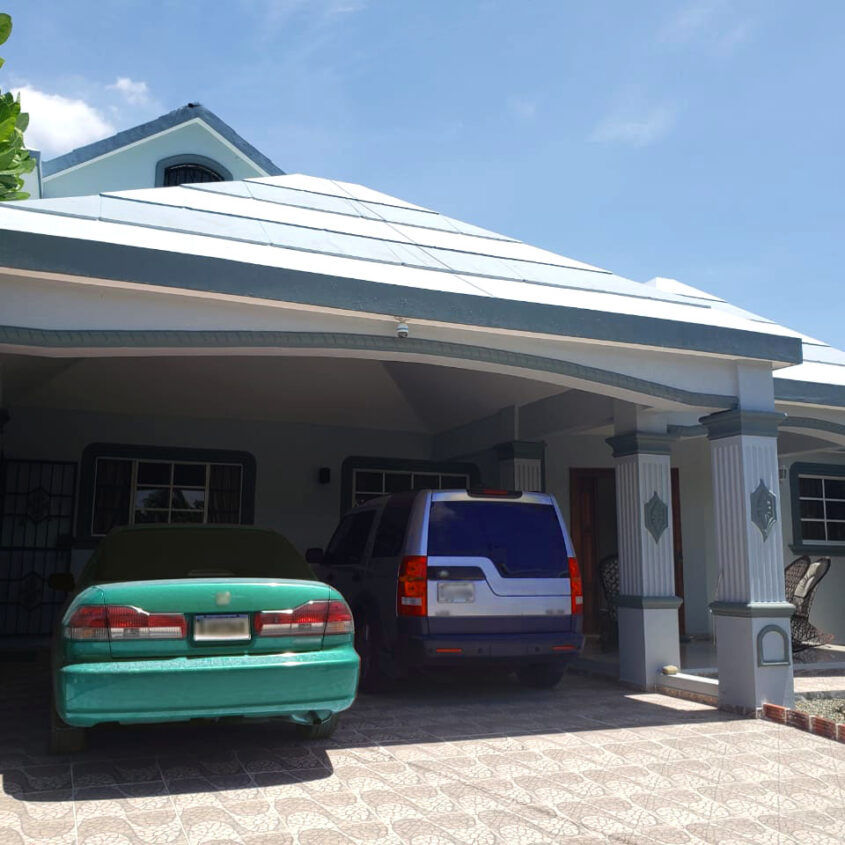 Casa con amplio terreno en Salcedo, Hermanas Mirabal RD