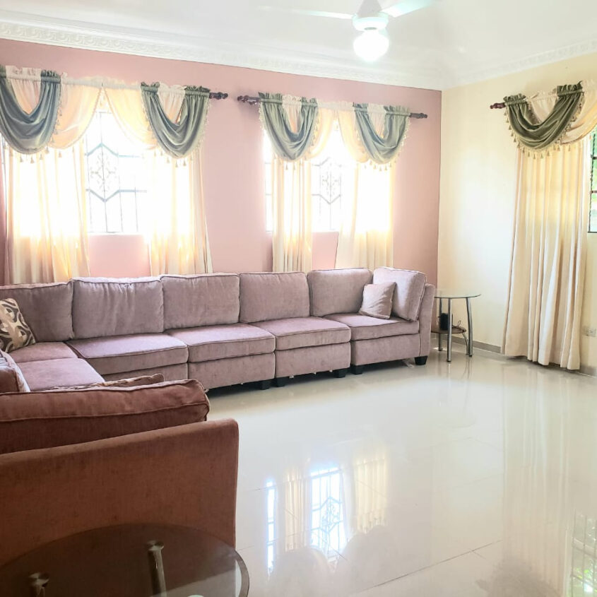 Casa con amplio terreno en Salcedo, Hermanas Mirabal RD